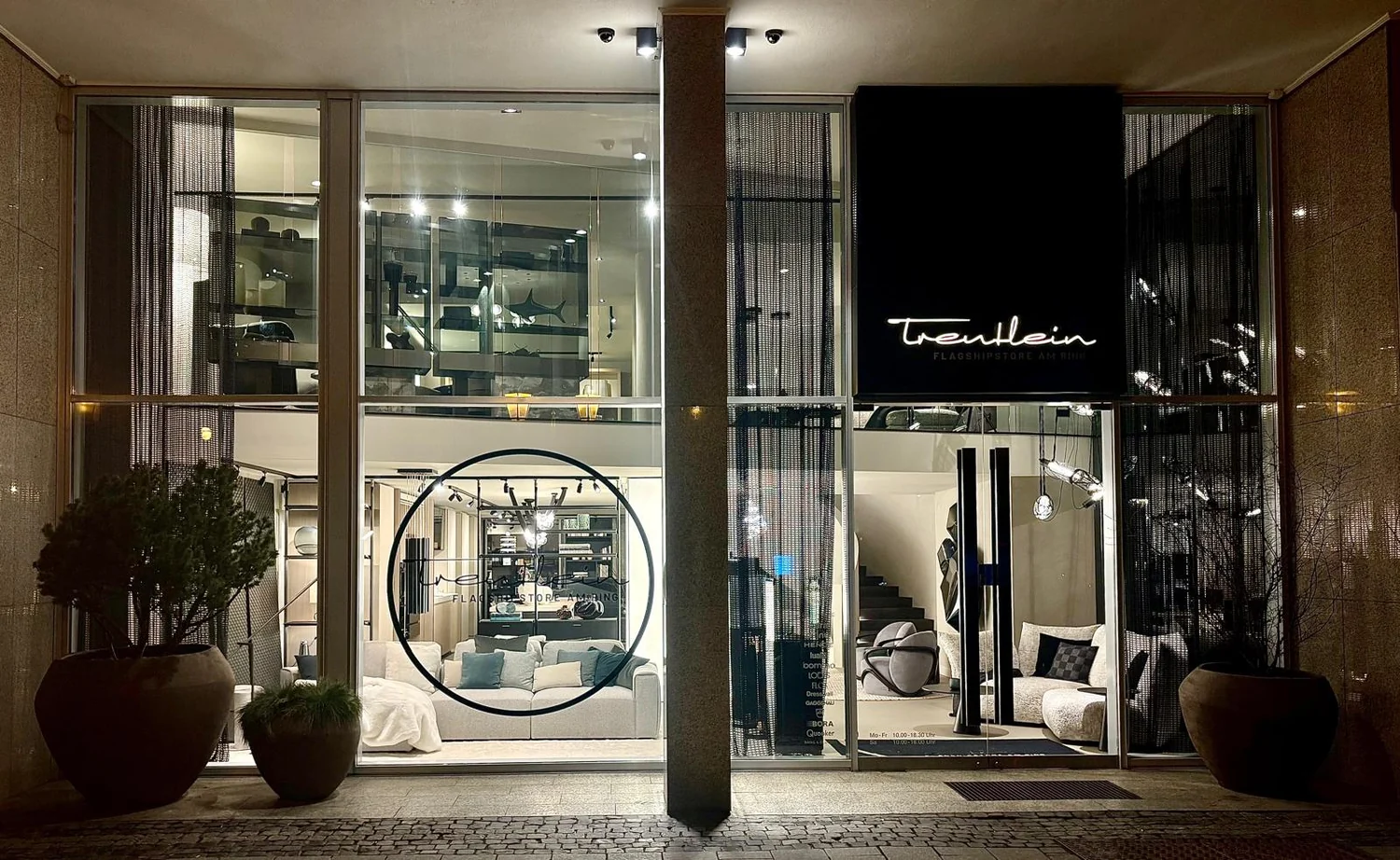 Treutlein Flagshipstore am Ring bei Nacht, beleuchtete Schaufenster mit Wohndesign