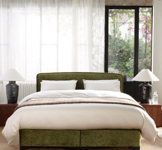Vispring Bett der Classic Kollektion mit olivgrünem Bezug