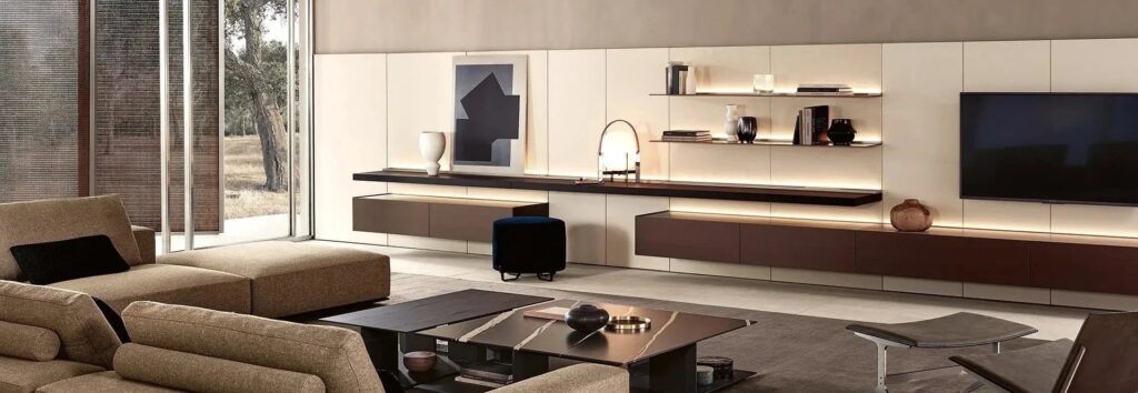 Wohnbereich mit Wandsystem, beleuchteten Regalen und Sofa-Landschaft