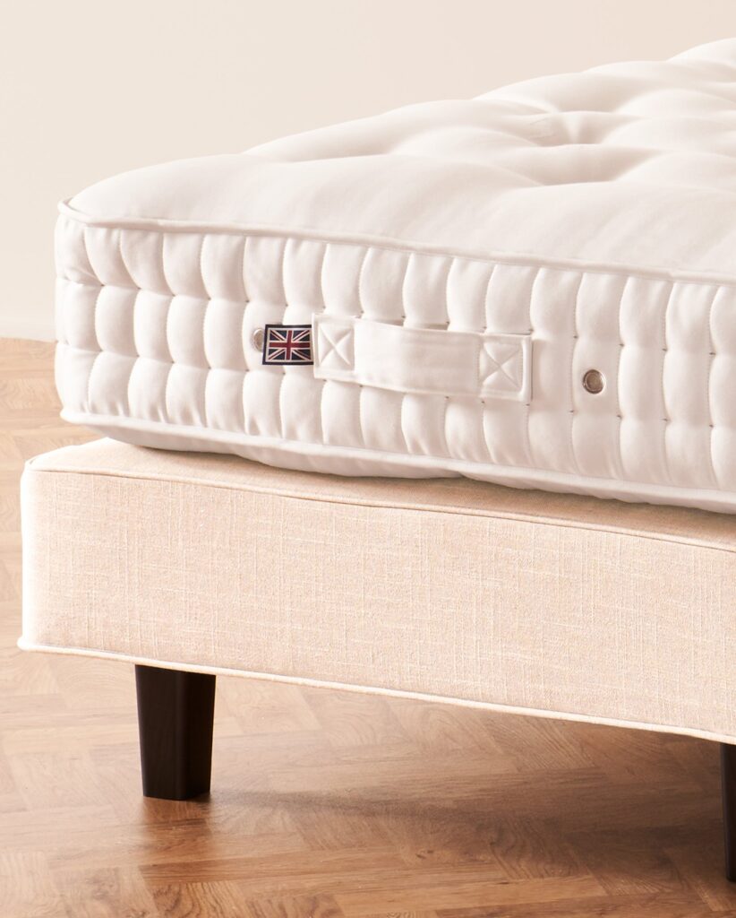 Vispring Devonshire Matratze mit handgetufteter Oberfläche auf einem hellen Divan