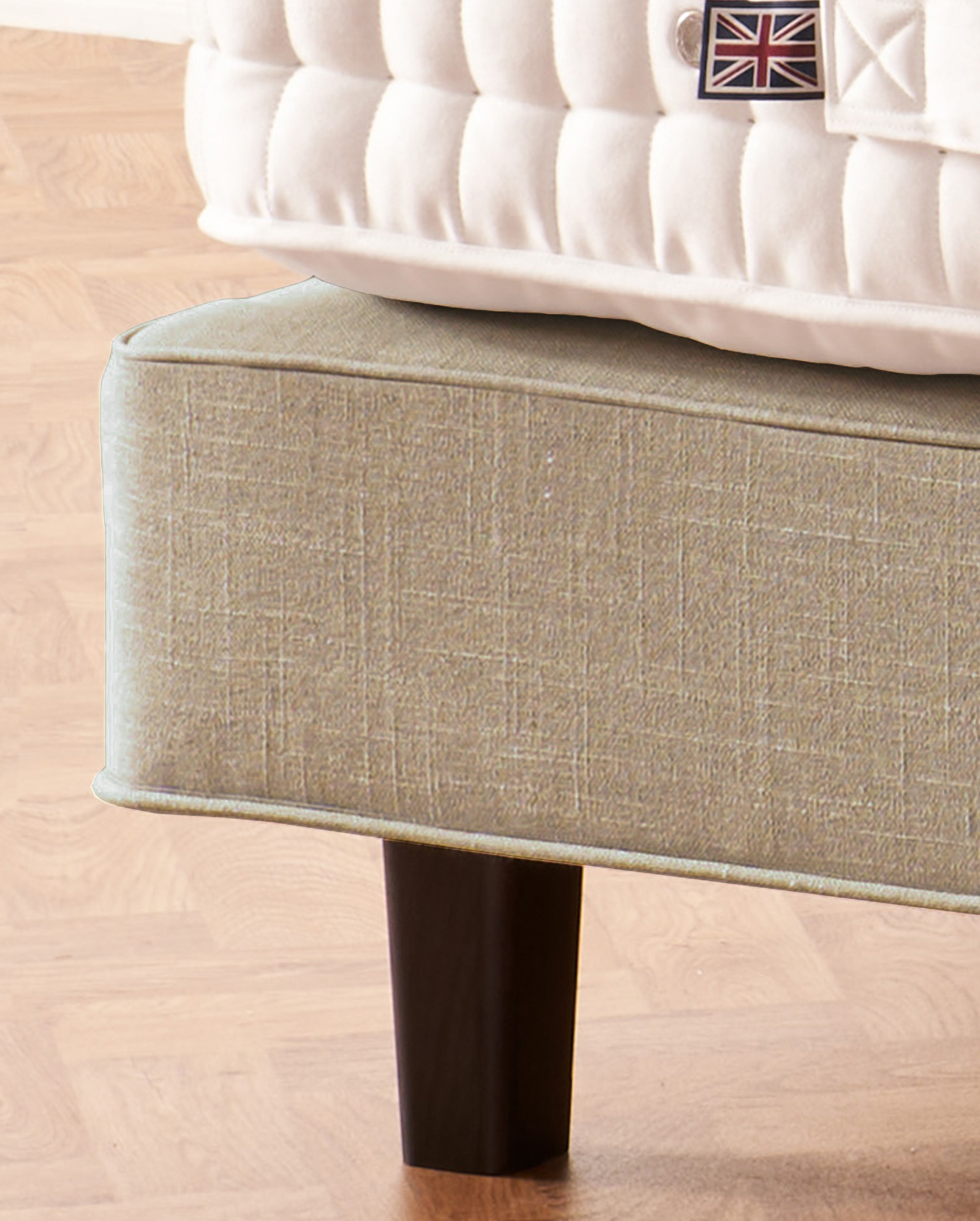 Gefederter Vispring Divan mit Leinenbezug und Holzbein