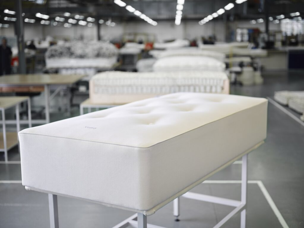 Handgefertigter Vispring Divan in der Manufaktur in Plymouth
