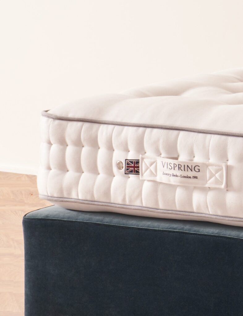 Vispring Herald Superb Matratze mit gesteppter Kante auf einem Divan