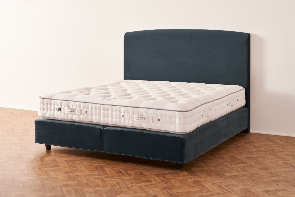 Vispring Herald Superb Bett: Matratze auf dunkelblauem Divan mit Kopfteil