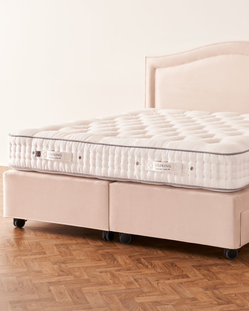 Vispring Regal Superb Matratze auf einem hellen Divan mit Kopfteil